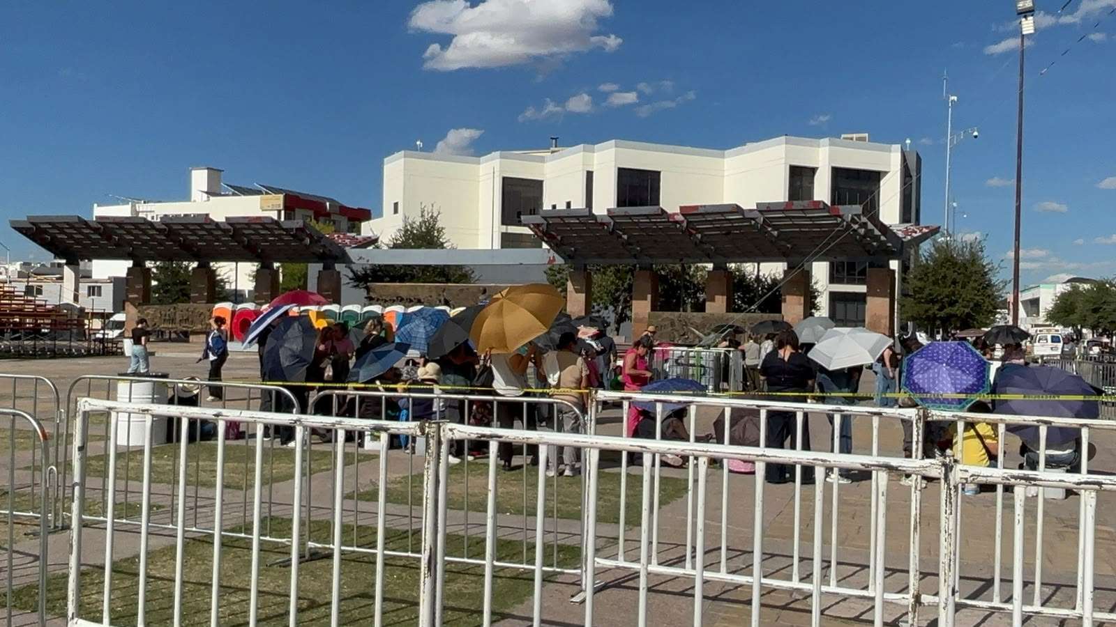 Llegan primeros asistentes para concierto de Alejandro Fernández