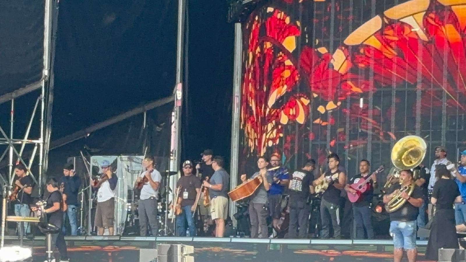 Realizan pruebas de sonido previo a concierto de Alejandro Fernández