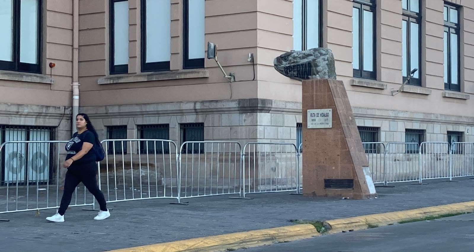 Instalan vallas y gradas para concierto de Alejandro Fernández