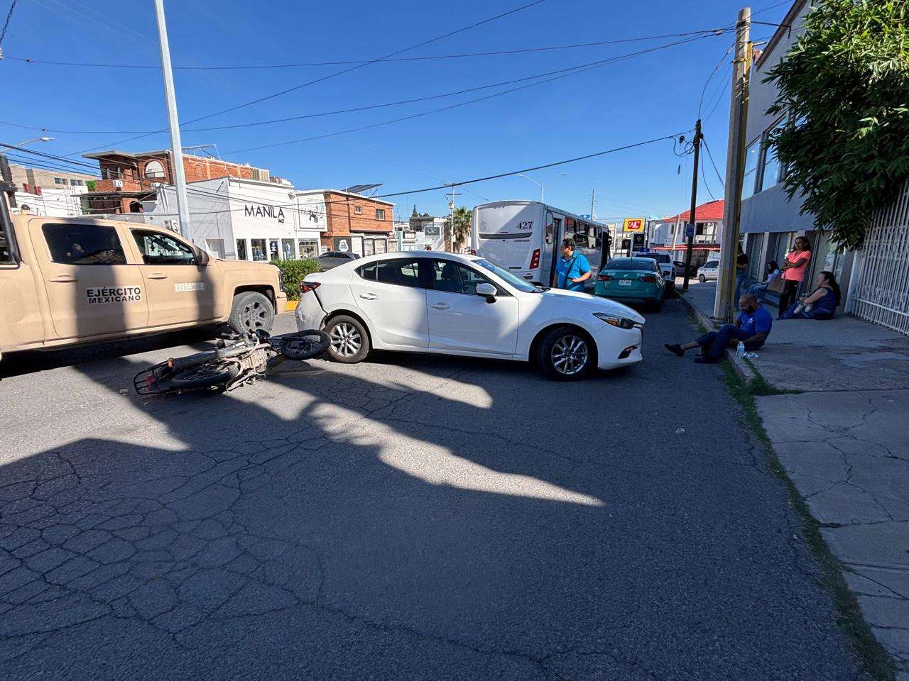 Deja choque múltiple a un motociclista herido