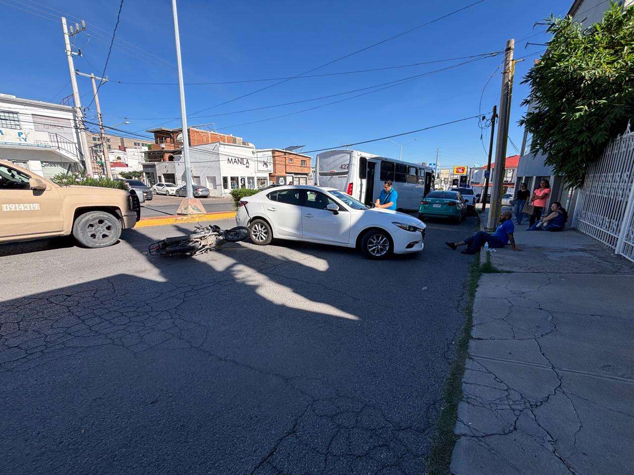 Deja choque múltiple a un motociclista herido