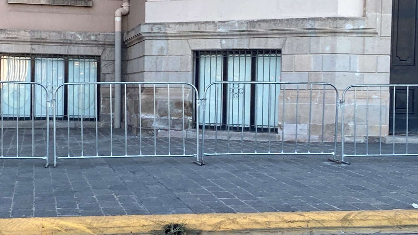 Instalan vallas y gradas para concierto de Alejandro Fernández