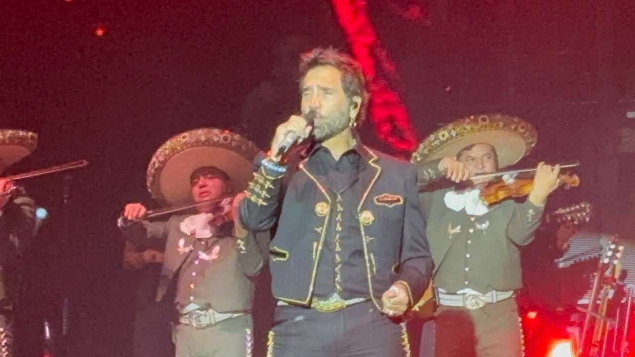 Conquista Alejandro Fernández a miles en la Plaza del Ángel