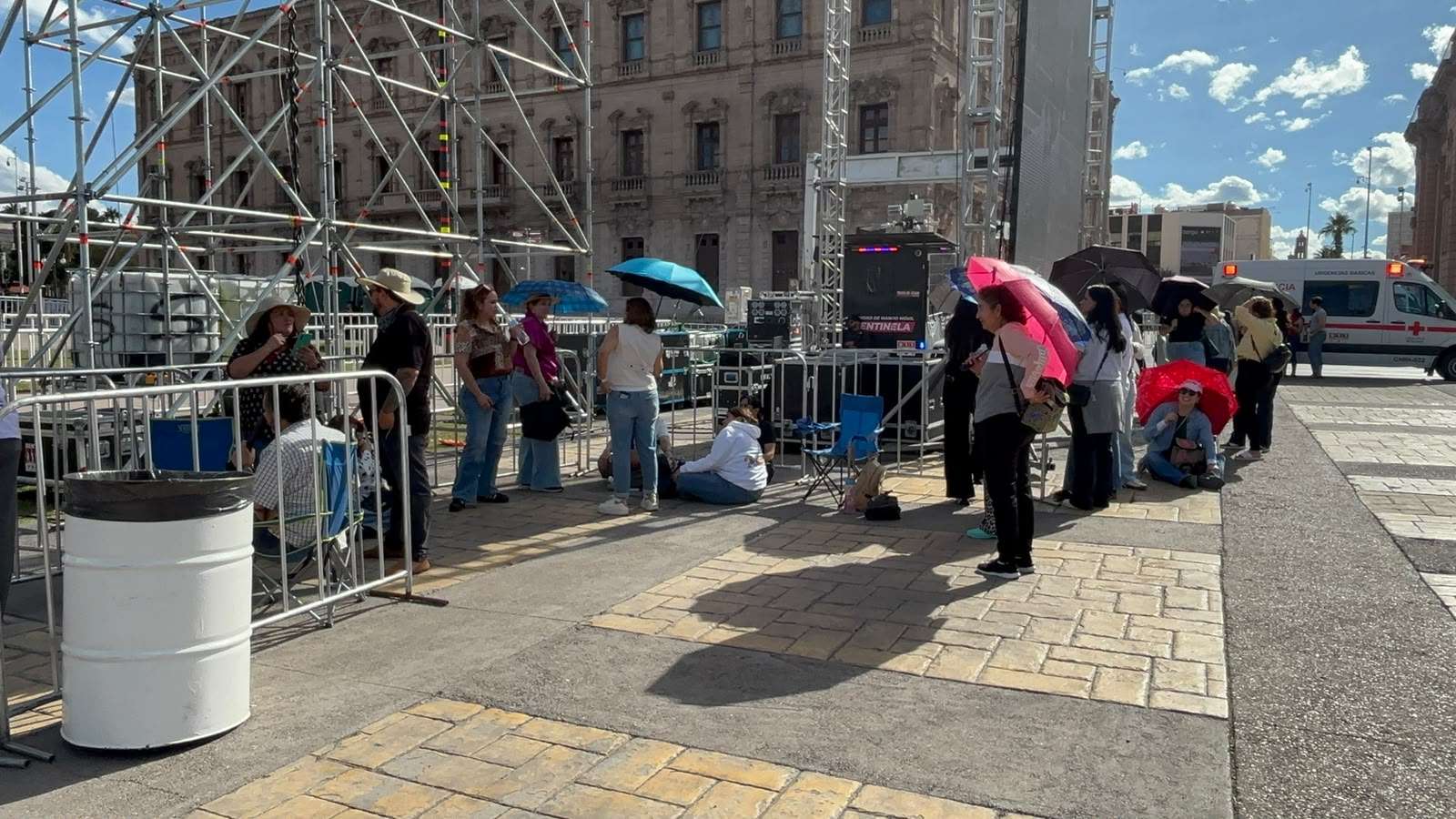 Llegan primeros asistentes para concierto de Alejandro Fernández
