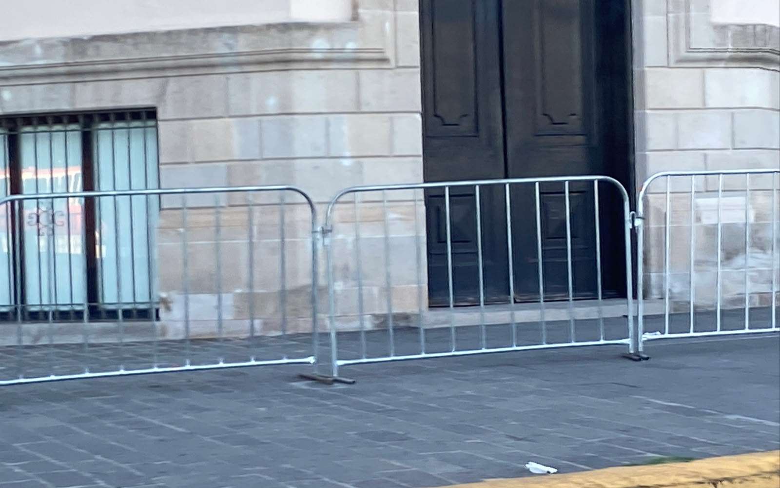 Instalan vallas y gradas para concierto de Alejandro Fernández