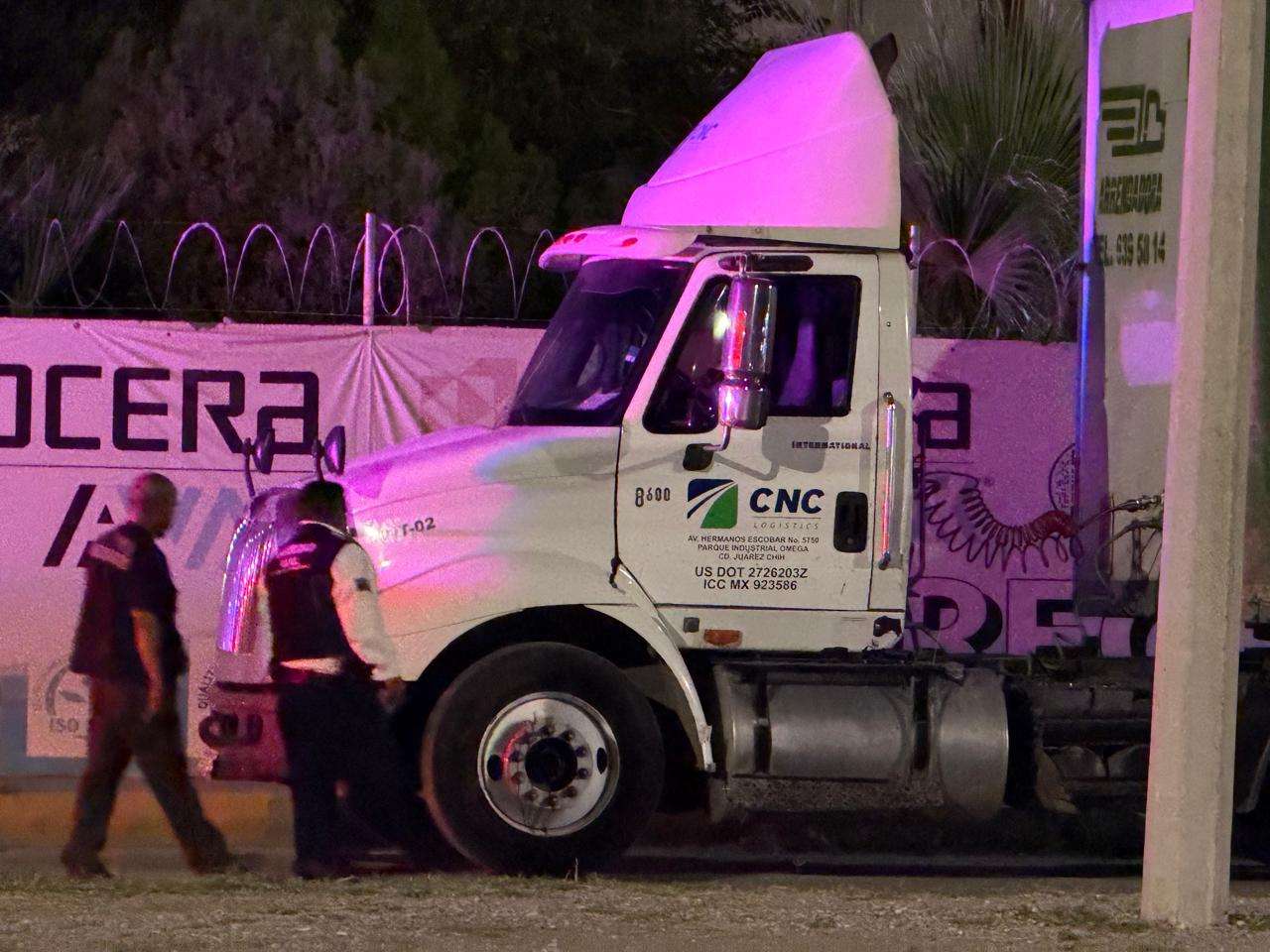 Choca auto contra tráiler y termina incrustado en un arbotante