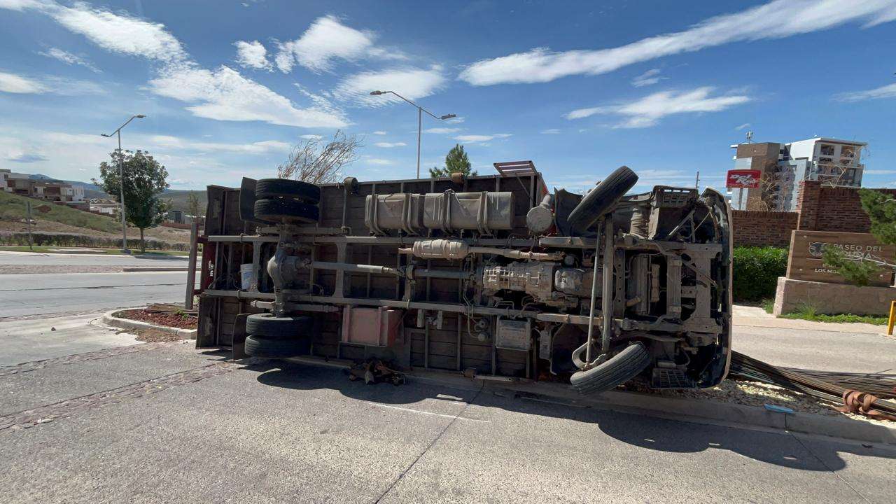 Vuelca de camión de carga en la avenida Haciendas de los Morales