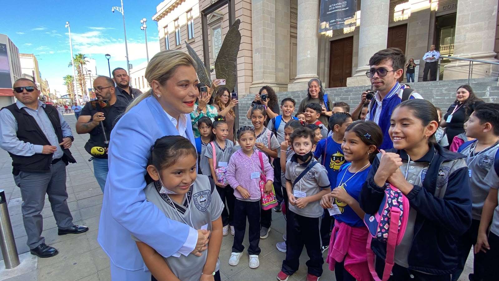 Convive Maru con estudiantes frente a Palacio de Gobierno 