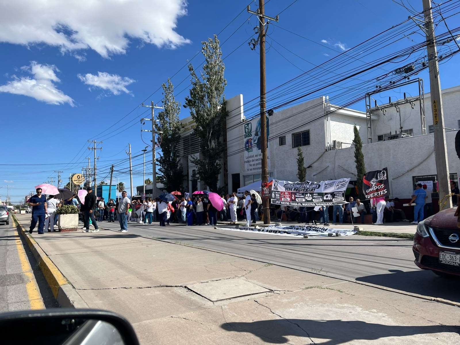 Marchan trabajadores del IMSS por mejores condiciones laborales