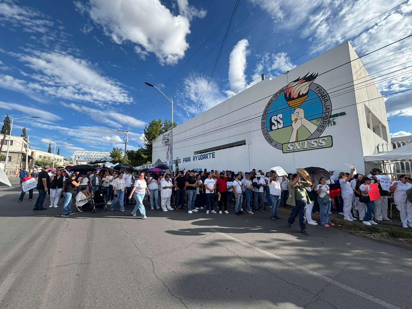 Exigen trabajadores del Imss destitución de líder sindical