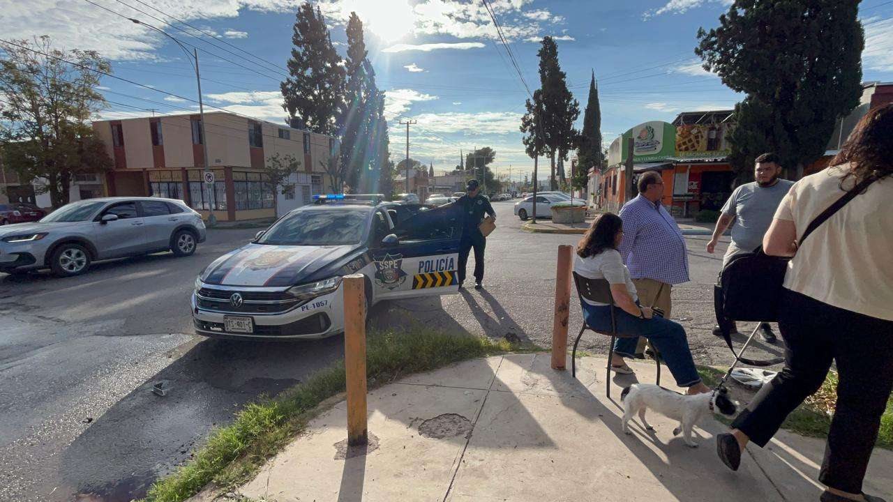 Choca por omitir alto en la Santo Niño; hay una mujer herida 