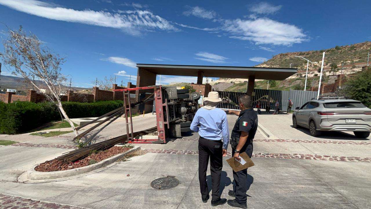 Vuelca de camión de carga en la avenida Haciendas de los Morales