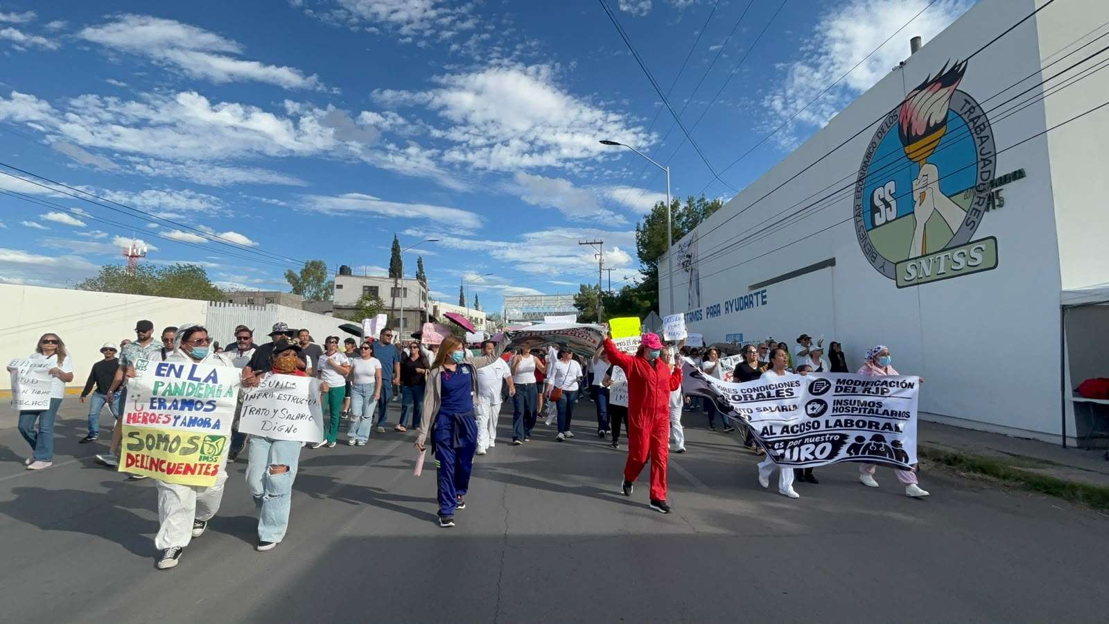 Exigen trabajadores del Imss destitución de líder sindical
