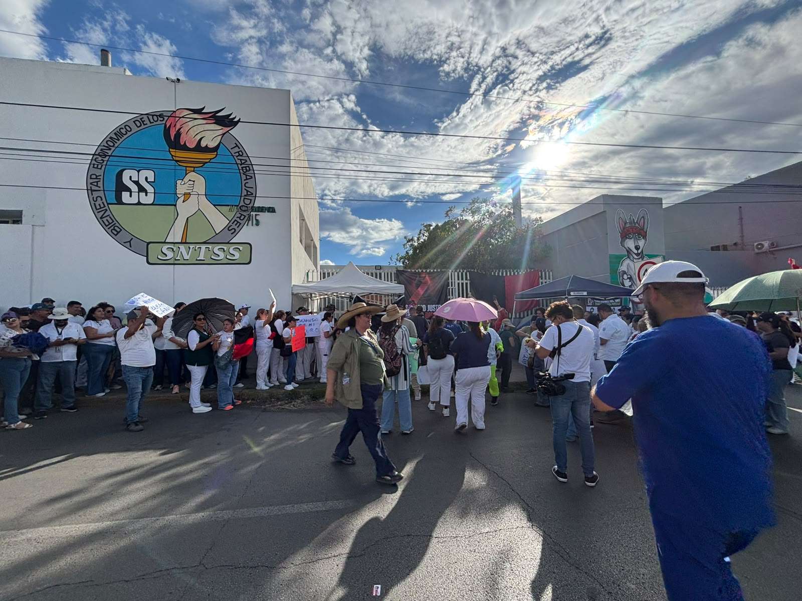 Exigen trabajadores del Imss destitución de líder sindical