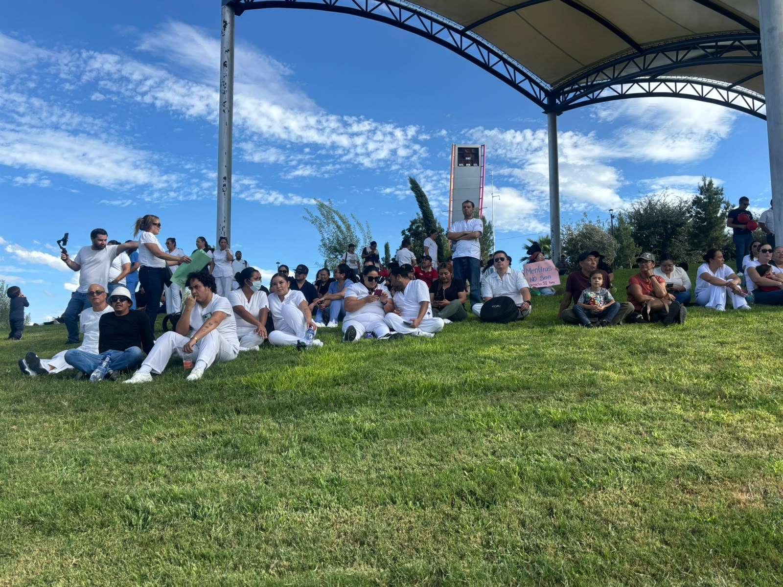 Marchan trabajadores del Imss desde El Palomar por salarios e insumos