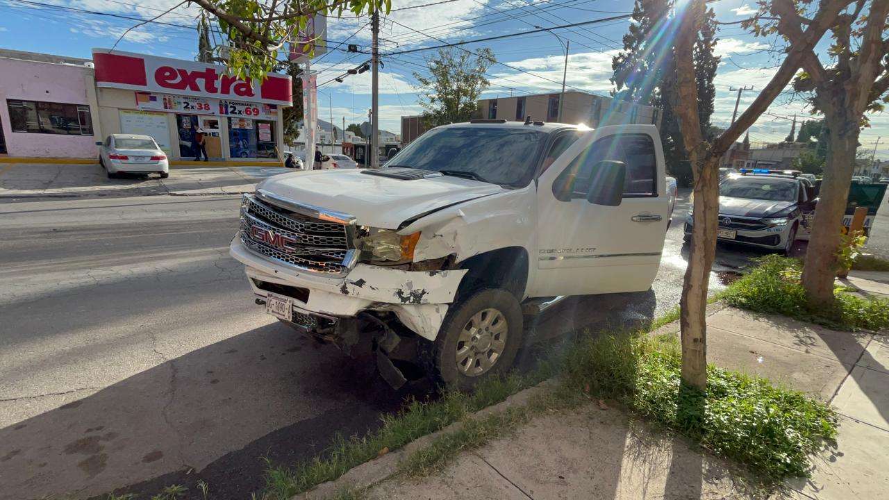 Choca por omitir alto en la Santo Niño; hay una mujer herida 