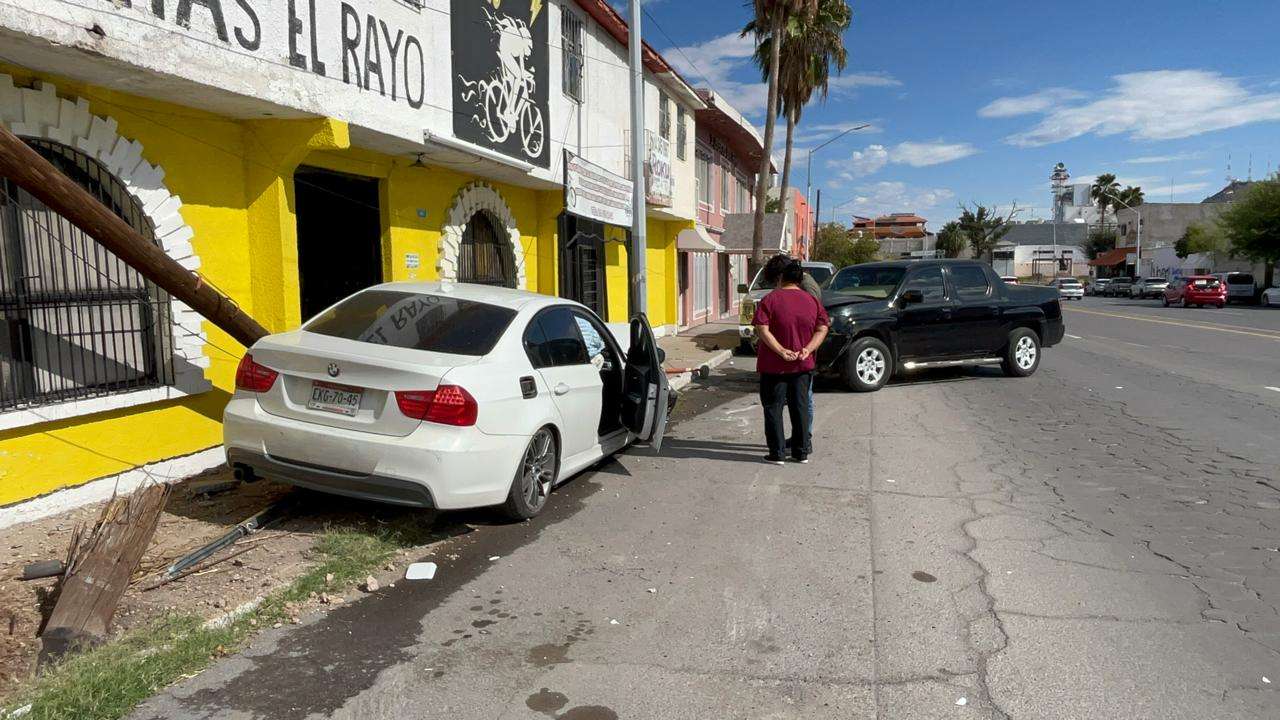 Derriba poste después de chocar