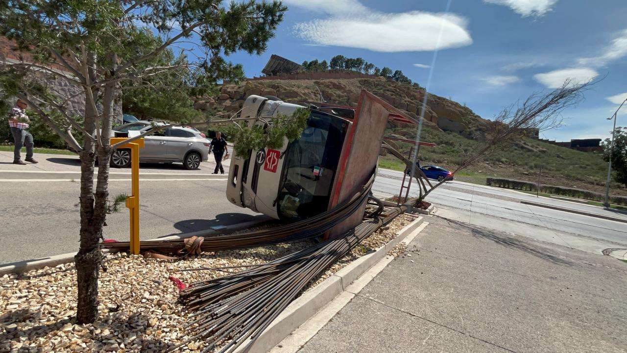 Vuelca de camión de carga en la avenida Haciendas de los Morales