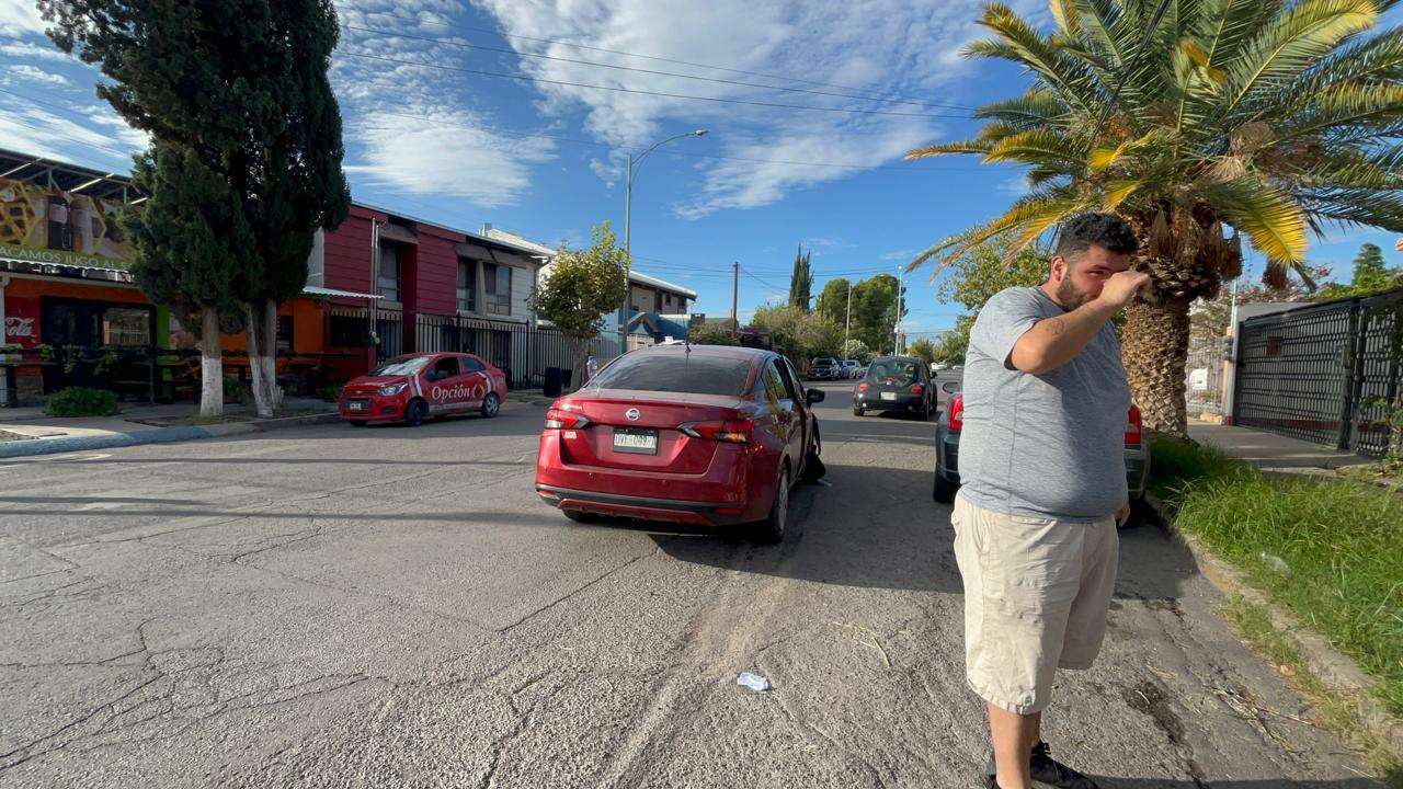 Choca por omitir alto en la Santo Niño; hay una mujer herida 