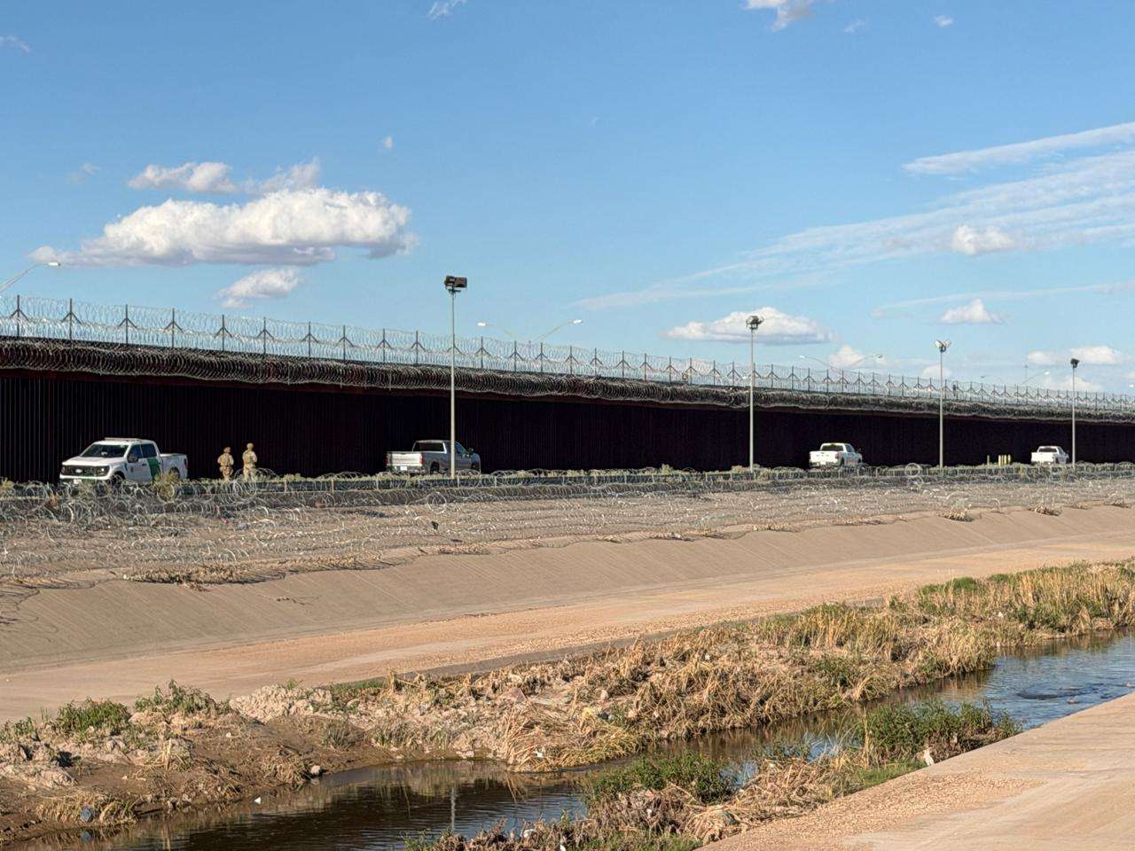 Captan caravana de 25 vehículos militares estadounidenses junto al muro fronterizo 