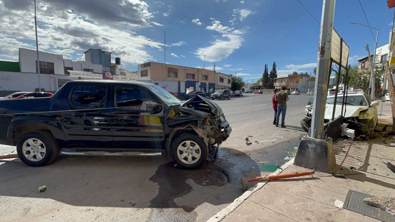 Derriba poste después de chocar