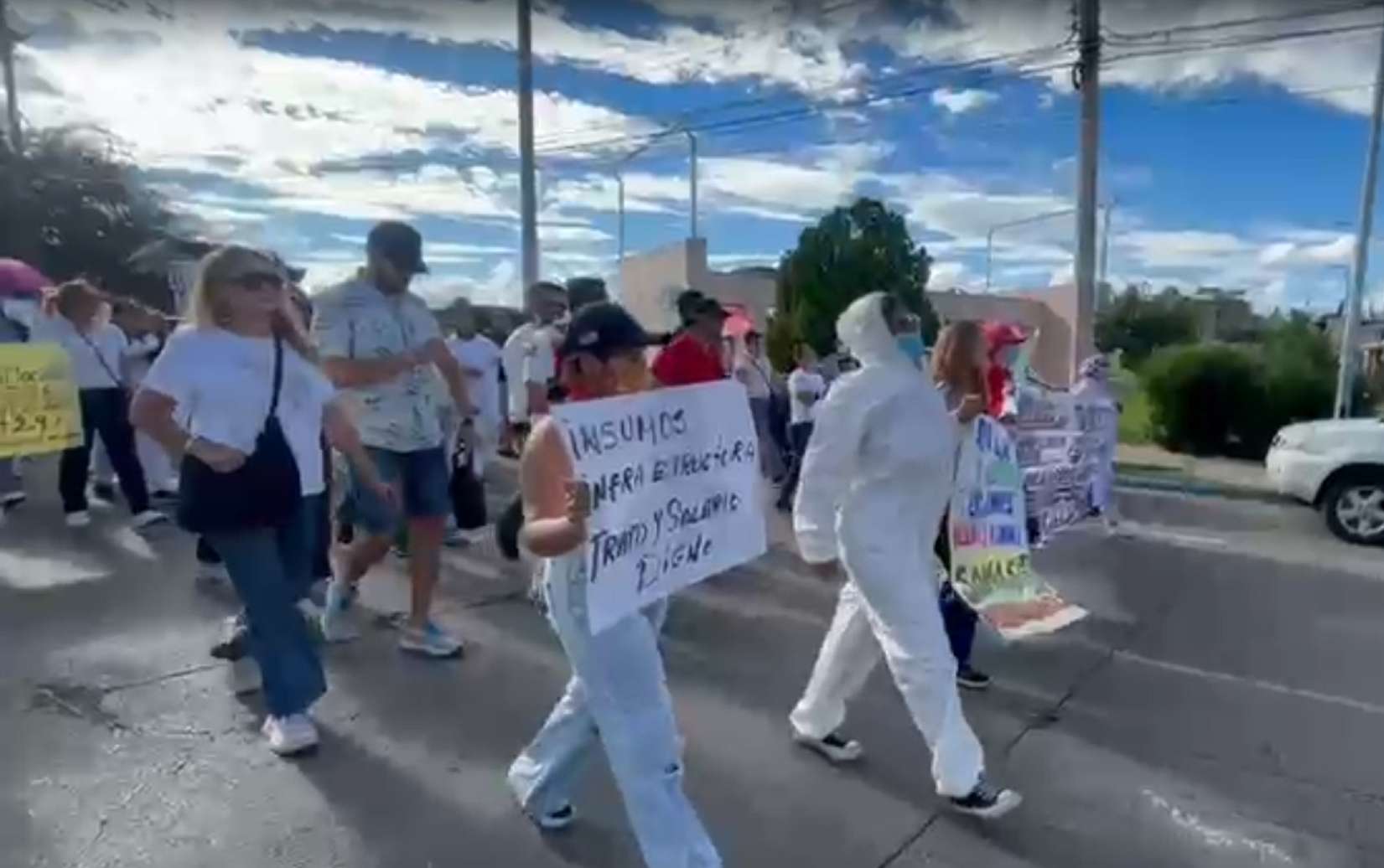 Marchan trabajadores del Imss desde El Palomar por salarios e insumos