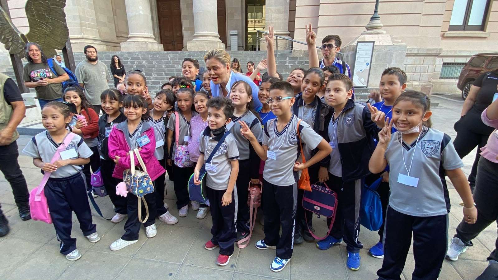 Convive Maru con estudiantes frente a Palacio de Gobierno 