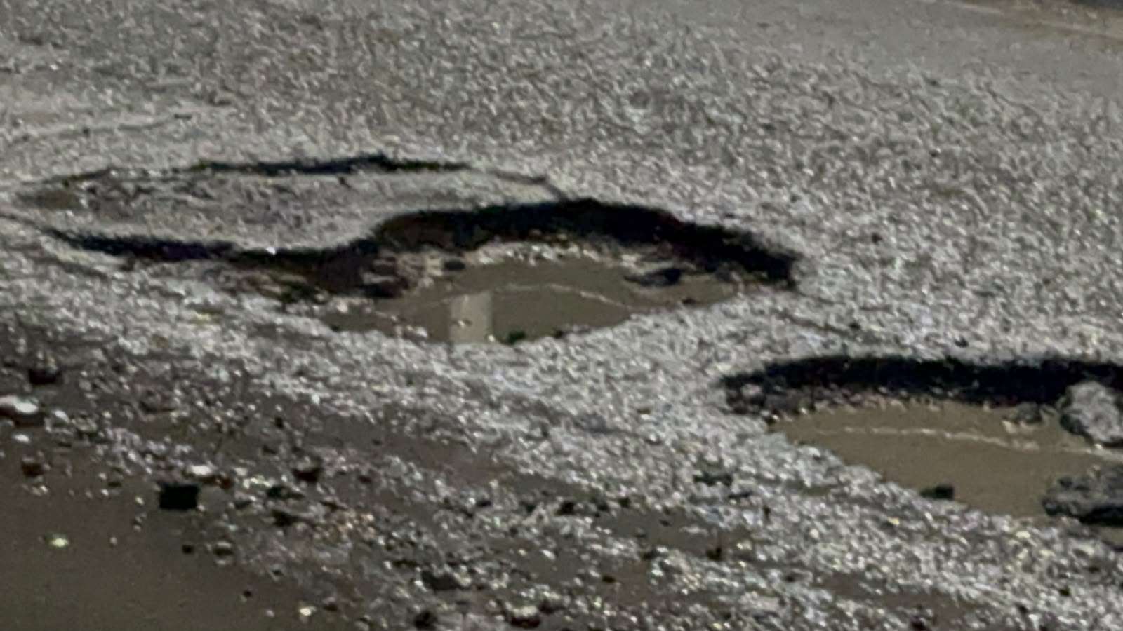 Reportan baches profundos en la Heroico Colegio Militar