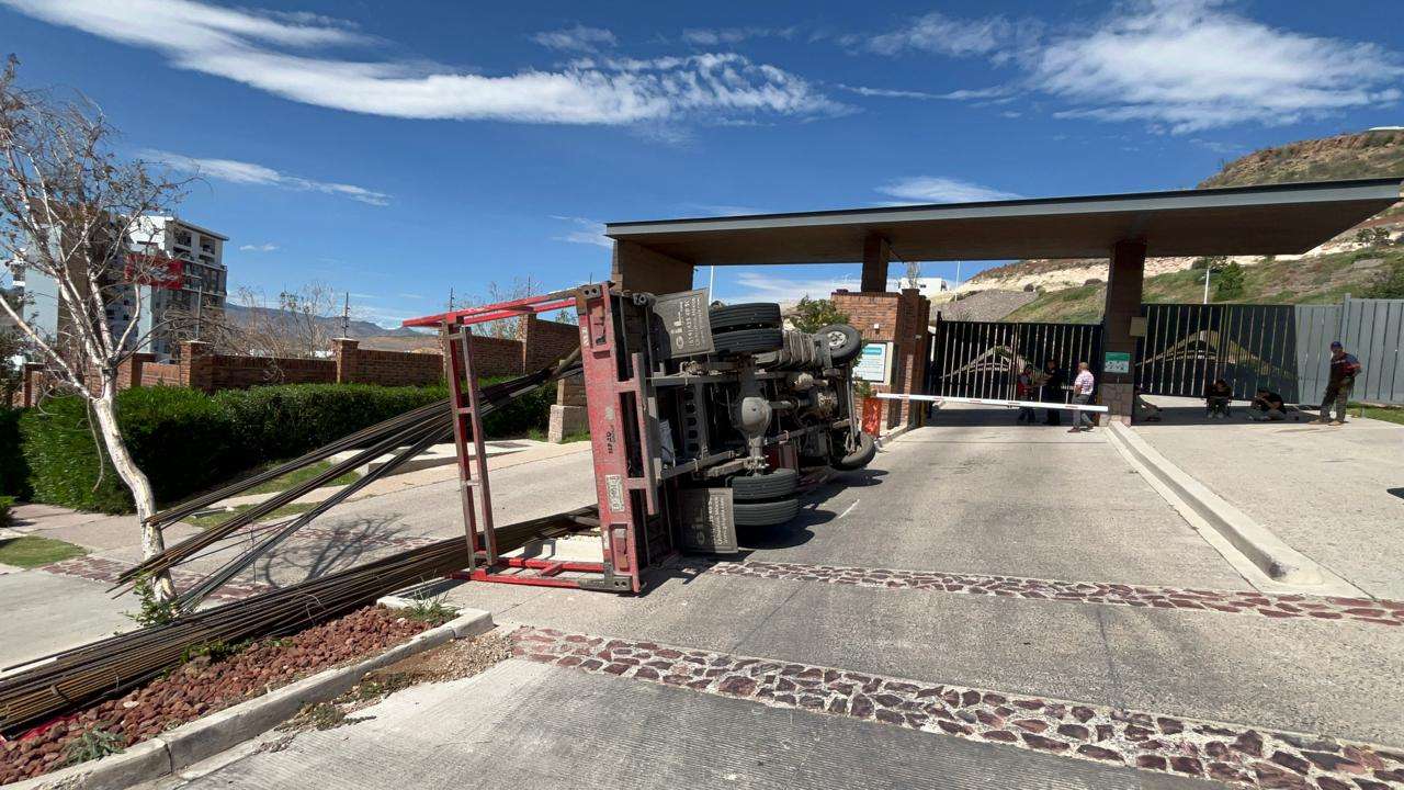 Vuelca de camión de carga en la avenida Haciendas de los Morales