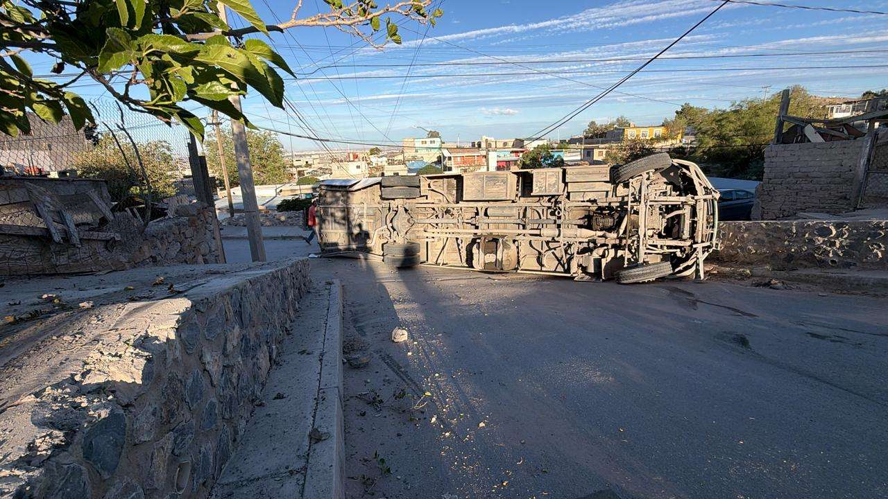 Vuelca IndioBus tras irse de reversa y chocar contra un muro