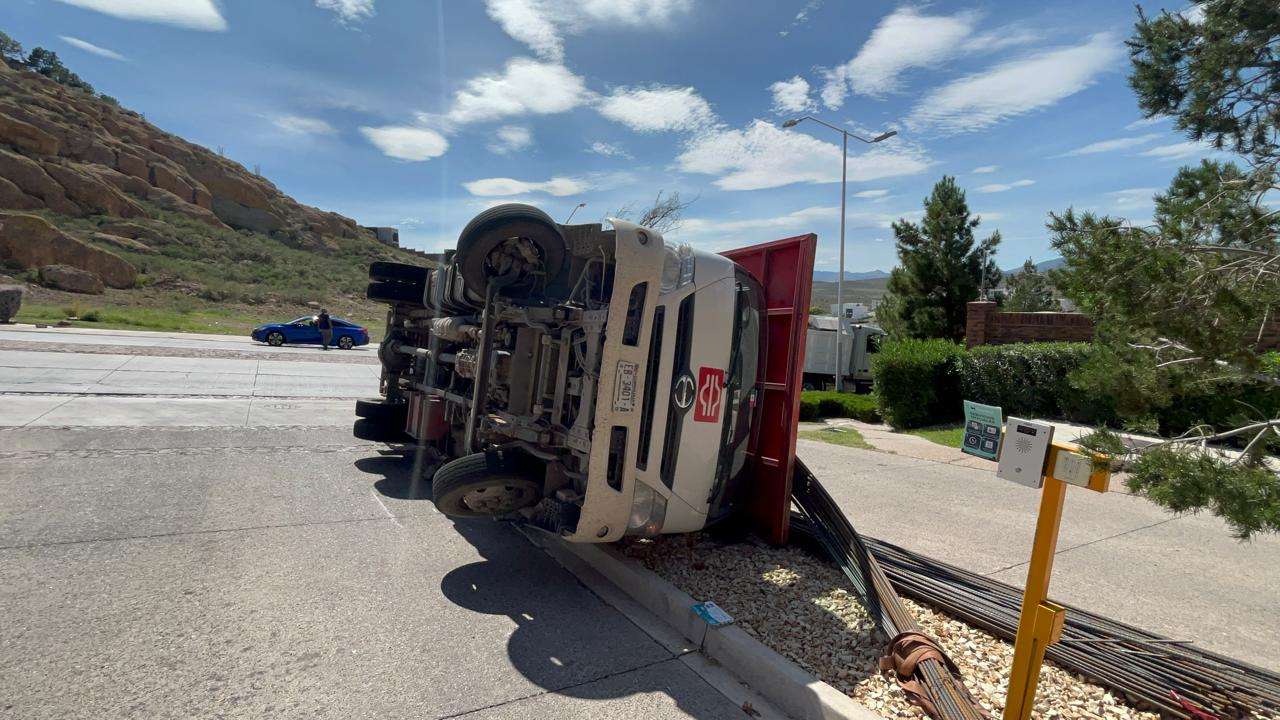 Vuelca de camión de carga en la avenida Haciendas de los Morales