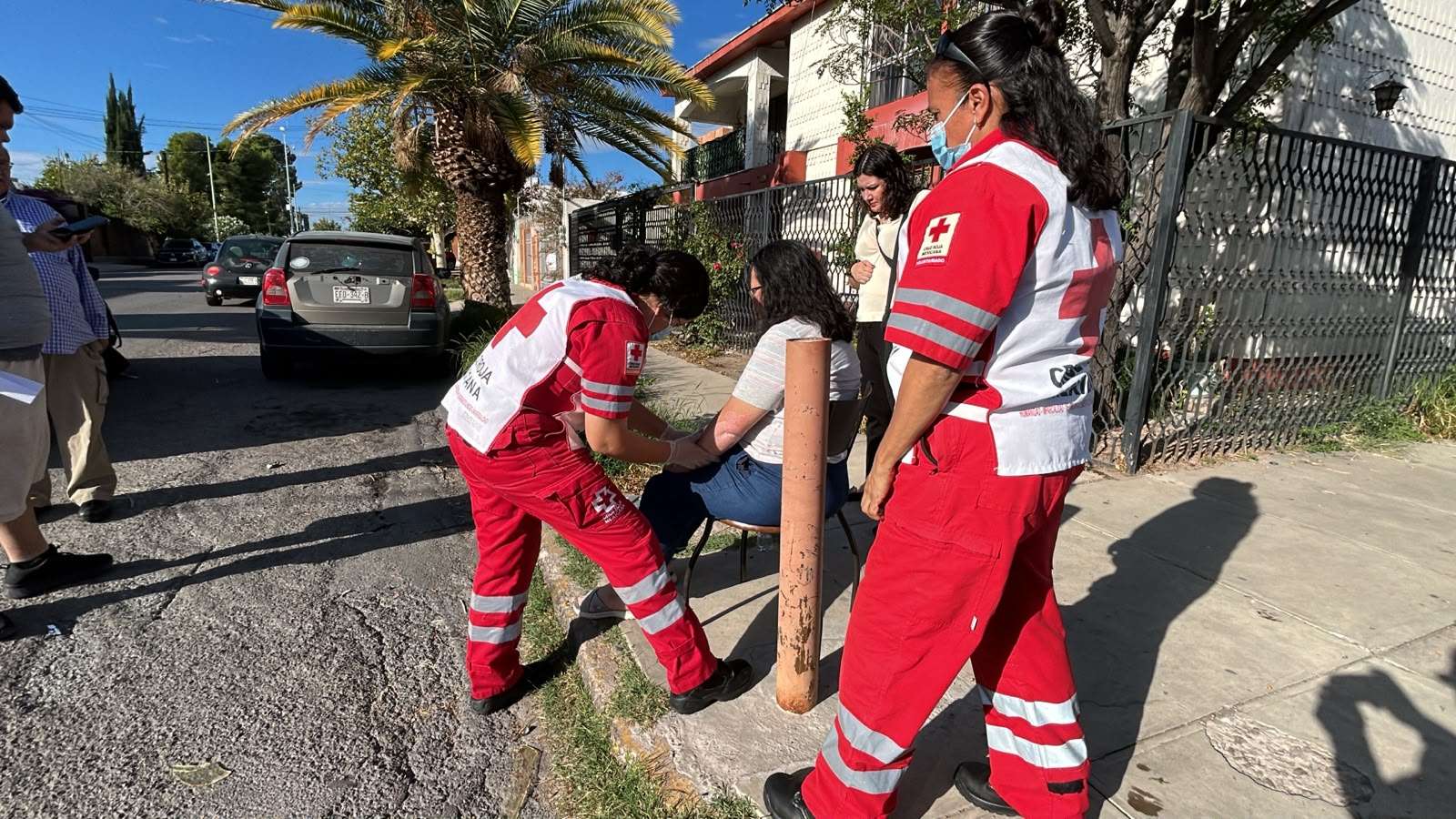 Choca por omitir alto en la Santo Niño; hay una mujer herida 