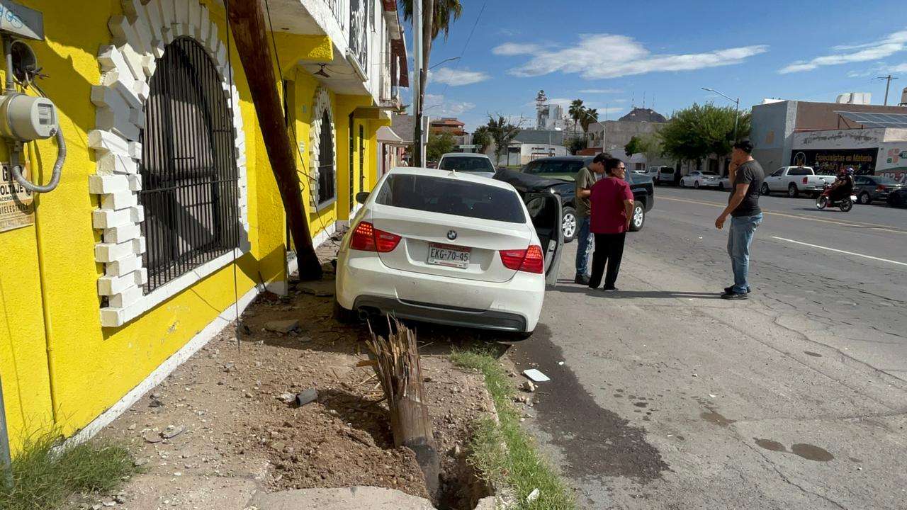 Derriba poste después de chocar