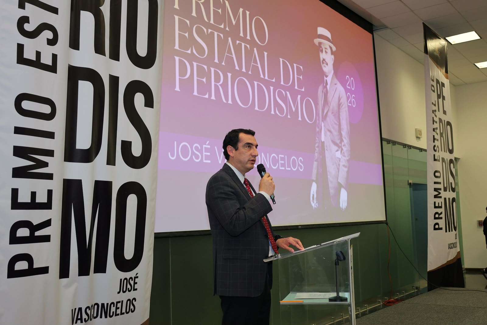 Preside René Chavira el Premio Estatal de Periodismo José Vasconcelos