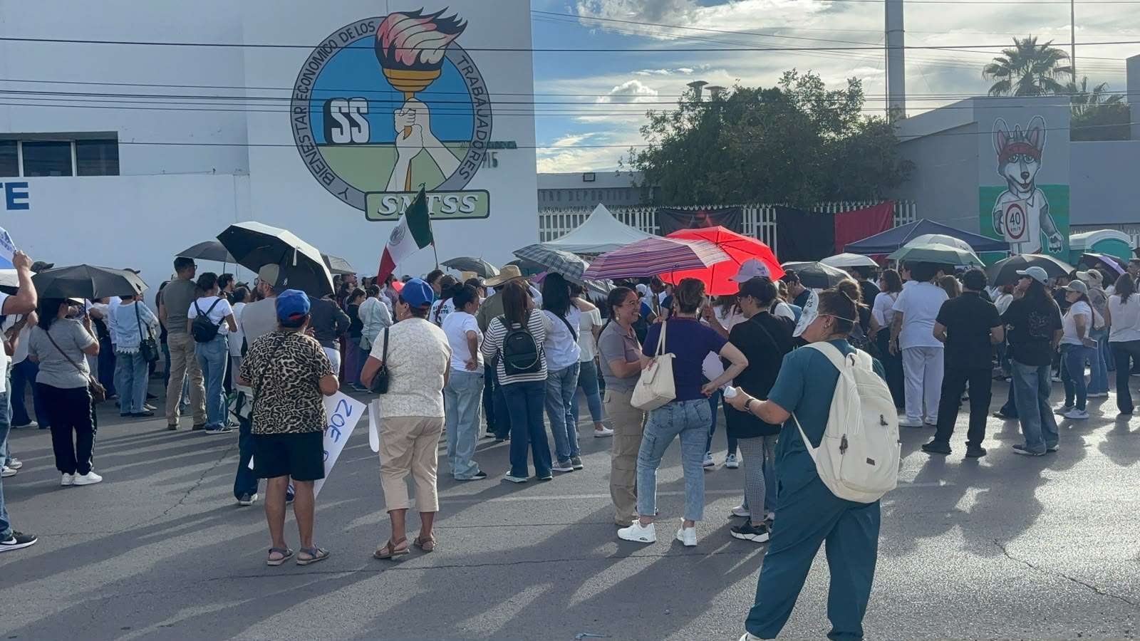 Exigen trabajadores del Imss destitución de líder sindical