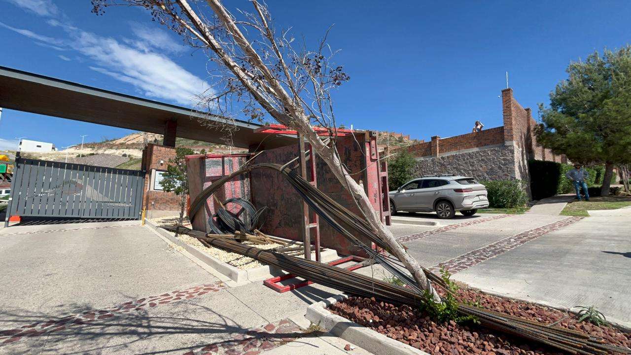 Vuelca de camión de carga en la avenida Haciendas de los Morales