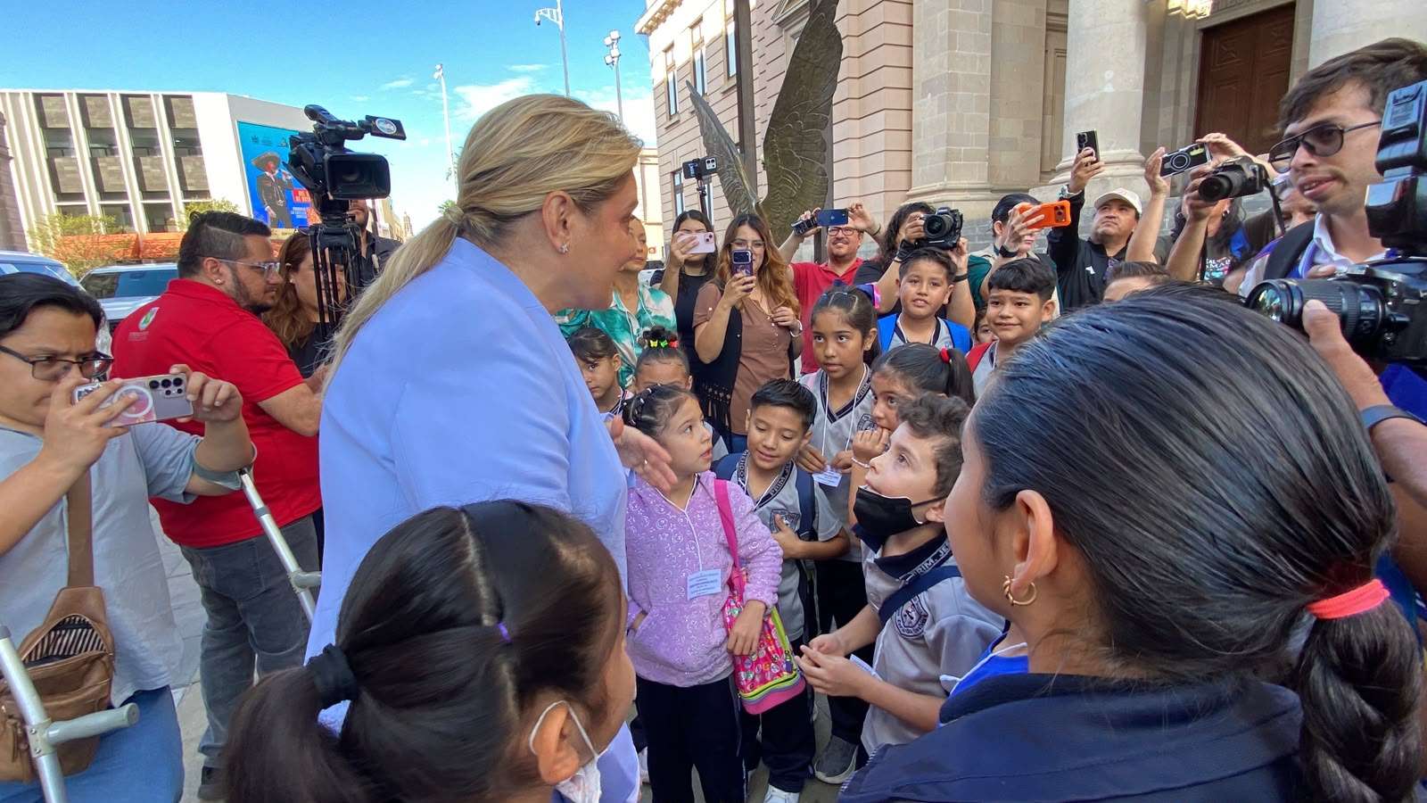 Convive Maru con estudiantes frente a Palacio de Gobierno 