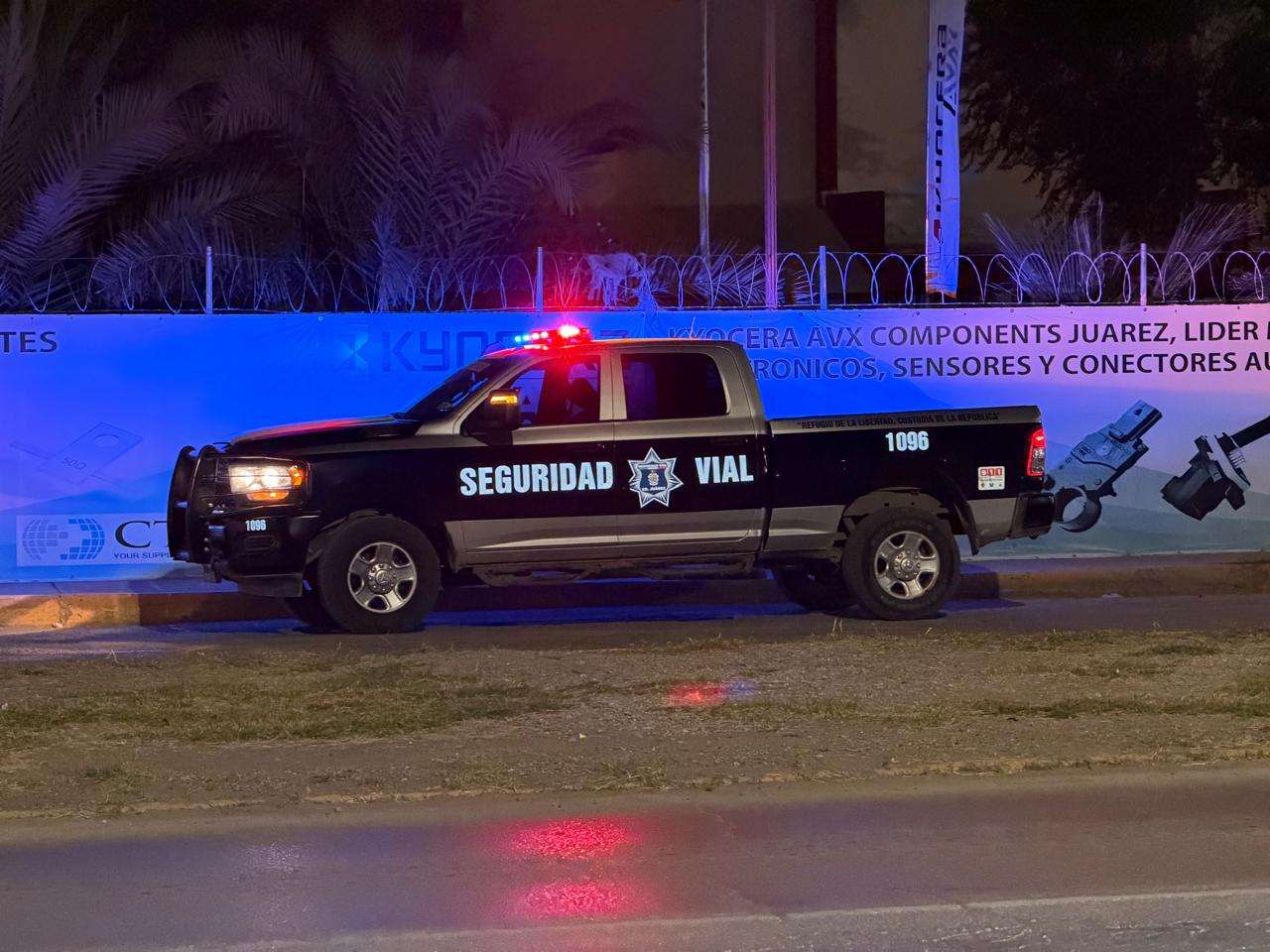 Choca auto contra tráiler y termina incrustado en un arbotante