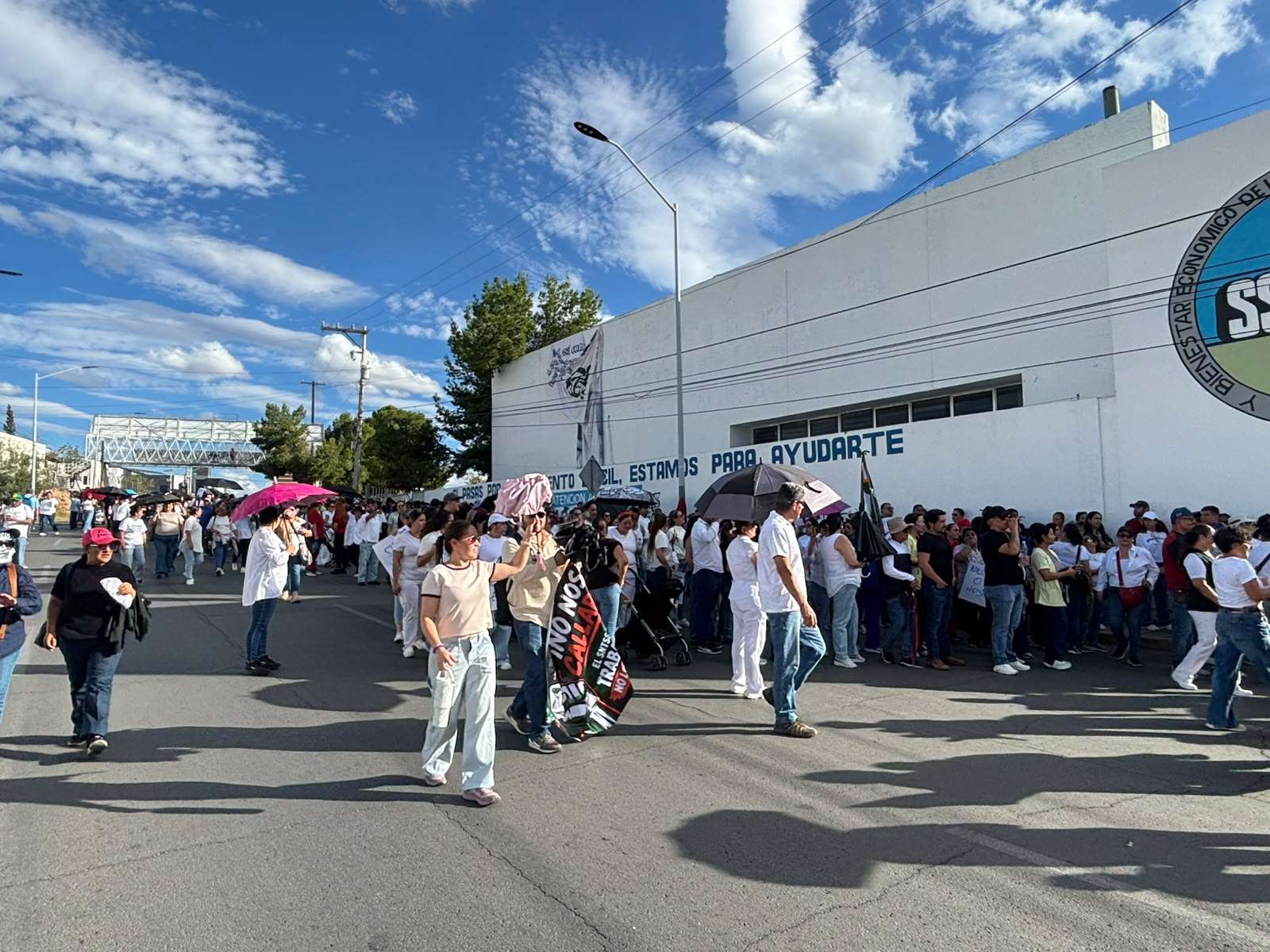 Exigen trabajadores del Imss destitución de líder sindical