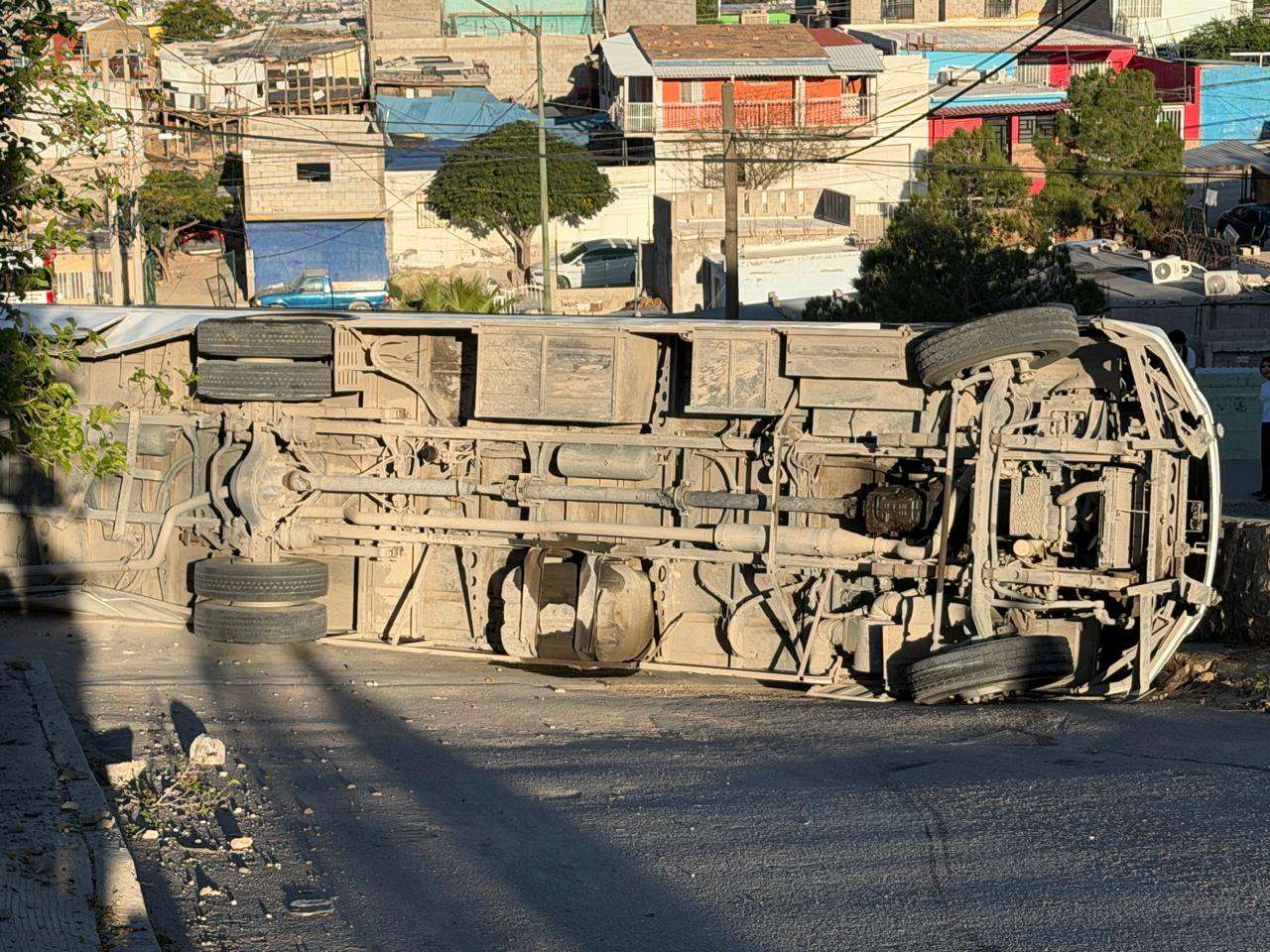 Vuelca IndioBus tras irse de reversa y chocar contra un muro
