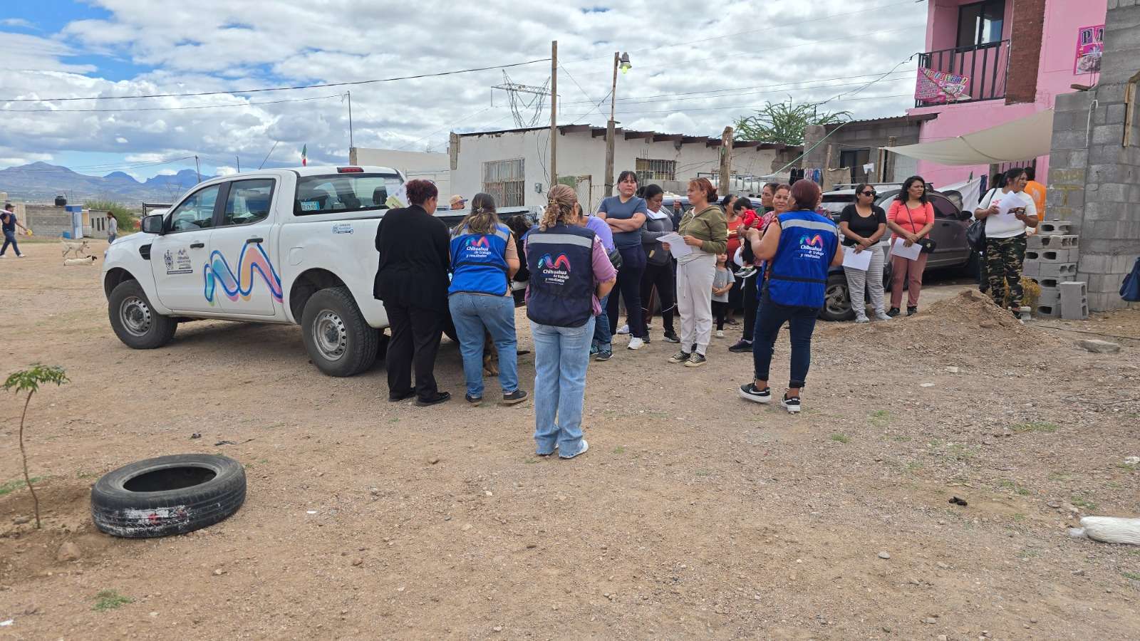 Entregan apoyos a familias de colonias Huizaches y Luis Donaldo Colosio