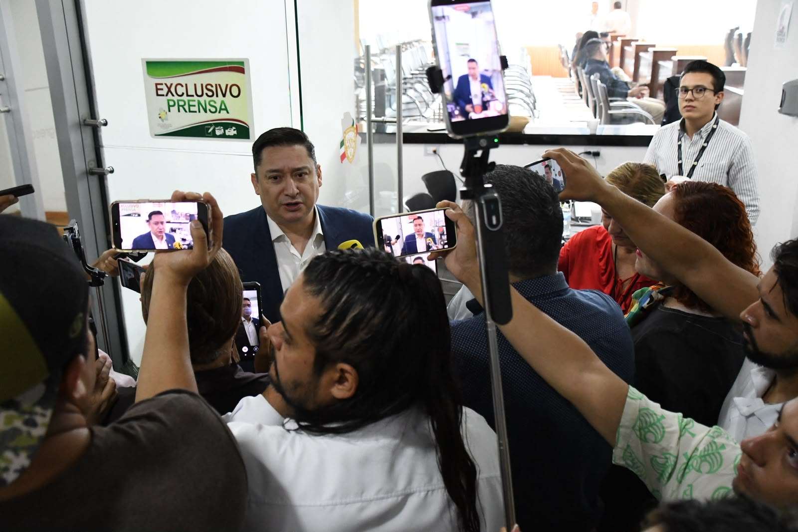 Exige Alfredo Chávez renuncia de Zoé Robledo ante crisis en el Imss