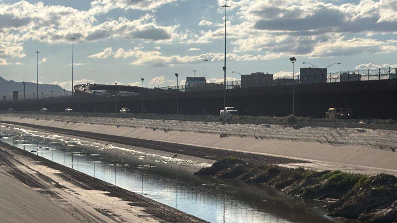 Captan caravana de 25 vehículos militares estadounidenses junto al muro fronterizo 