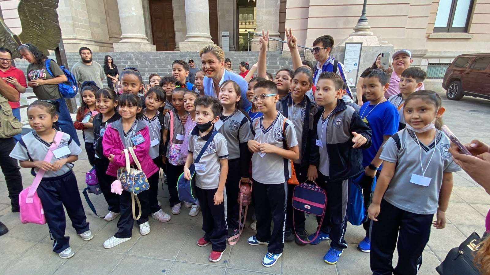 Convive Maru con estudiantes frente a Palacio de Gobierno 