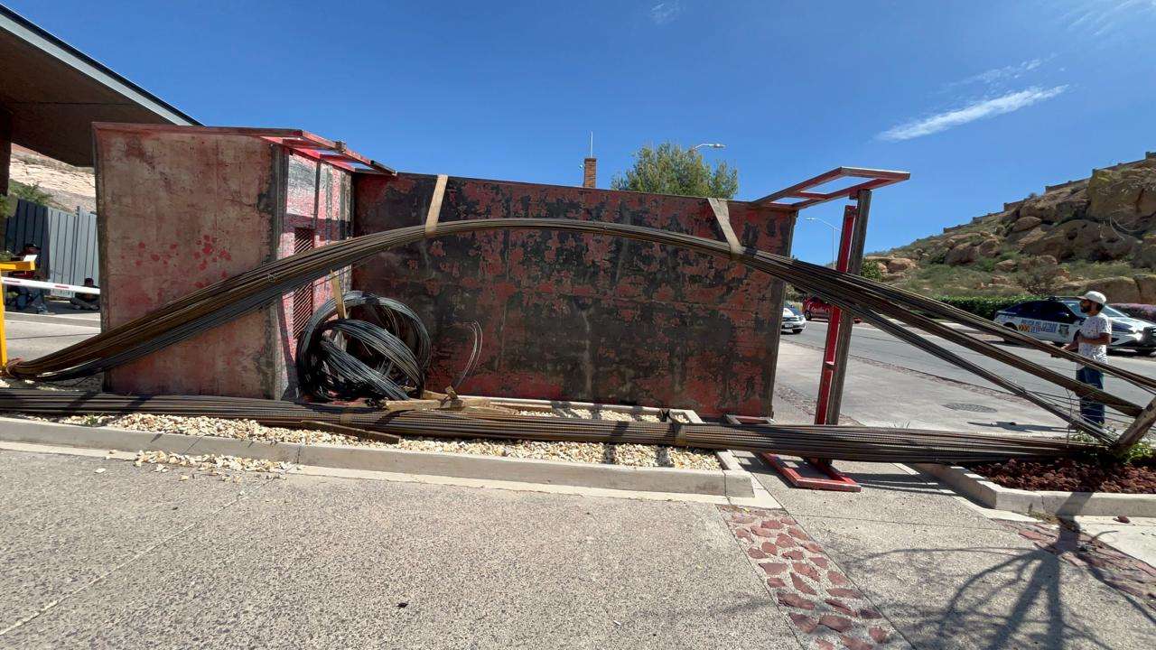 Vuelca de camión de carga en la avenida Haciendas de los Morales