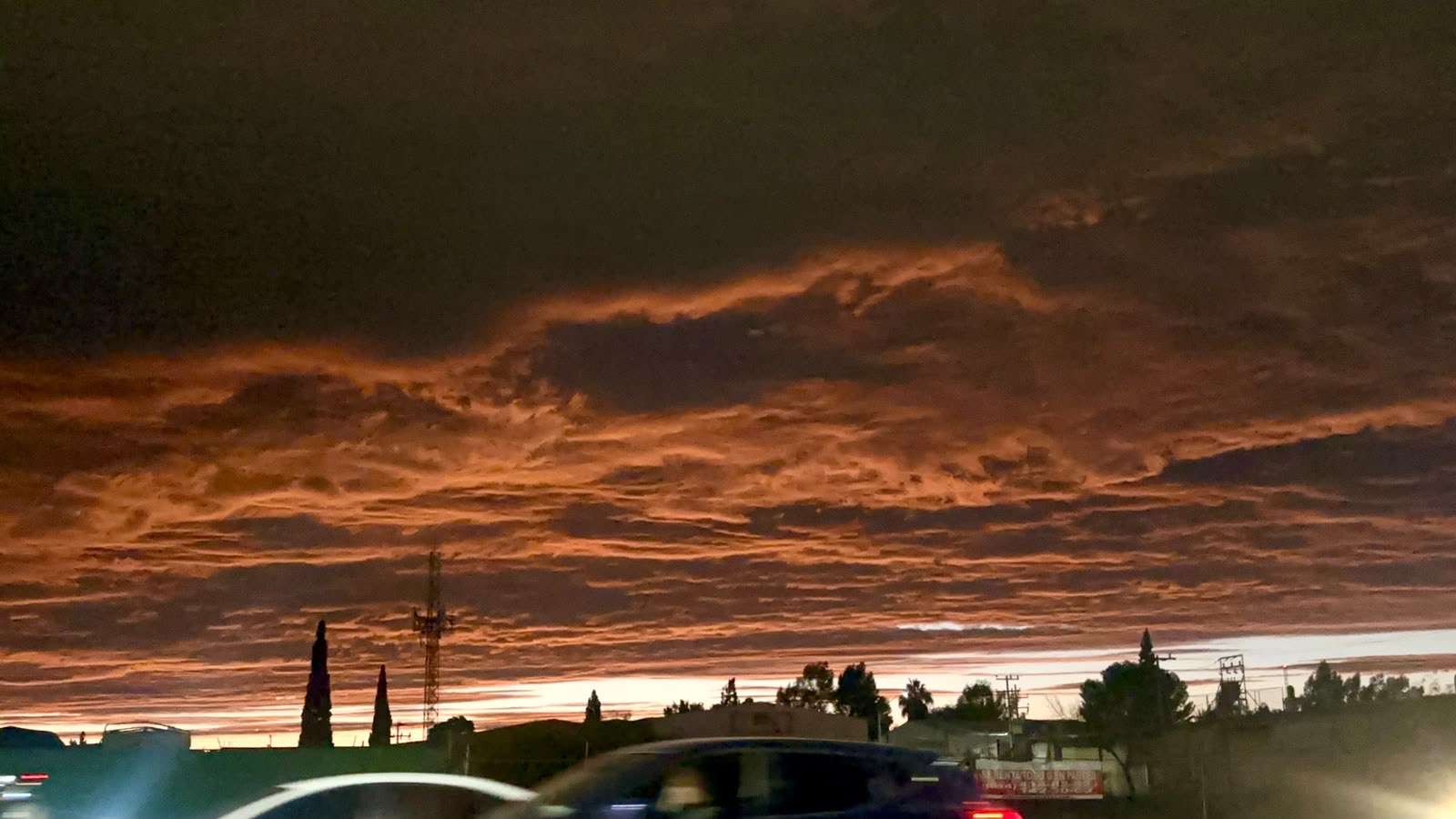 Adquiere cielo de Chihuahua tonalidad rojizo cálido