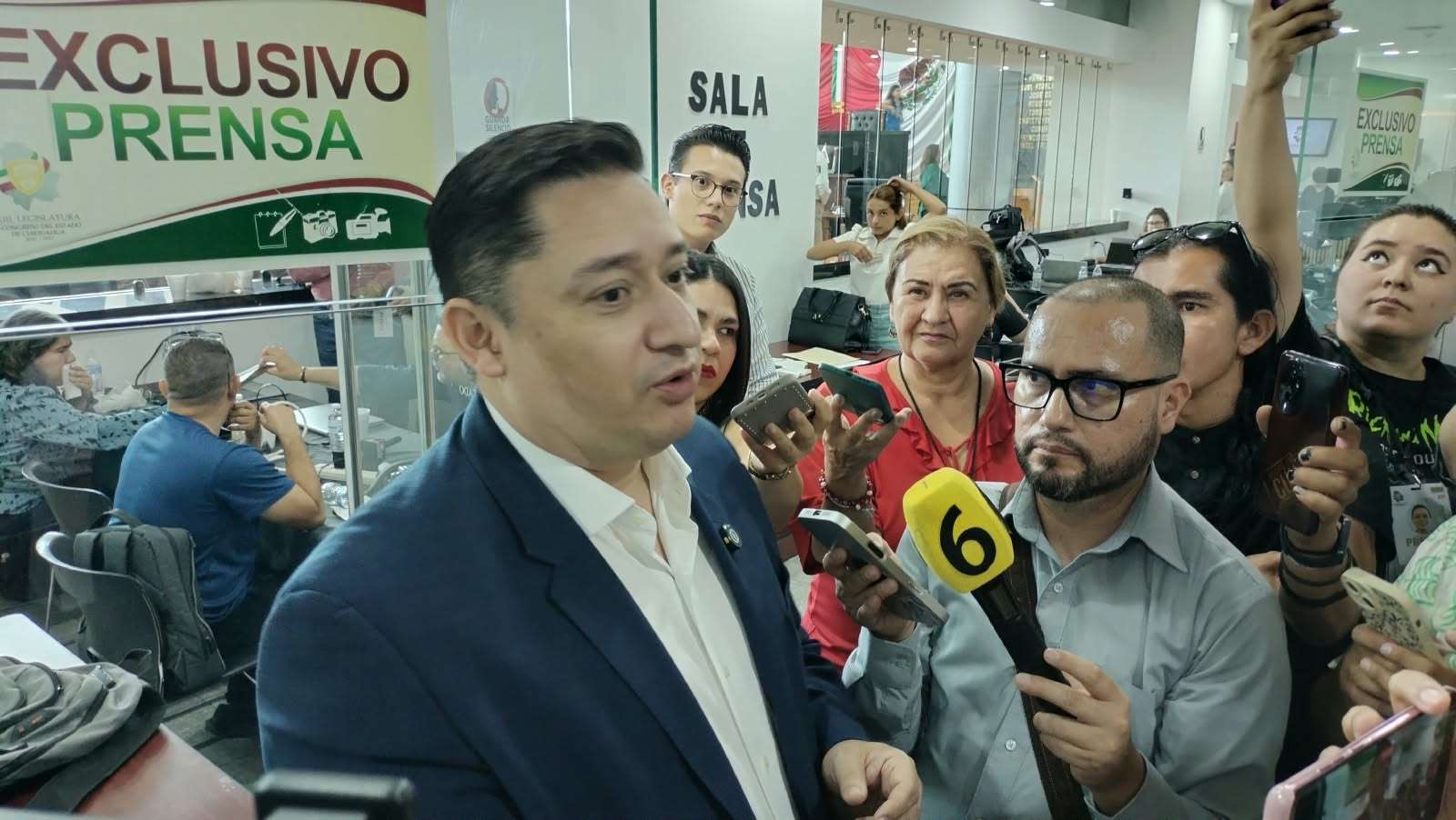Exige Alfredo Chávez renuncia de Zoé Robledo ante crisis en el Imss