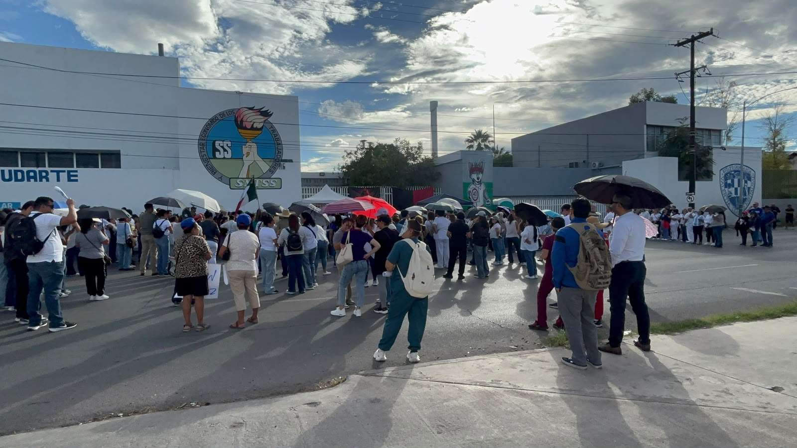 Exigen trabajadores del Imss destitución de líder sindical