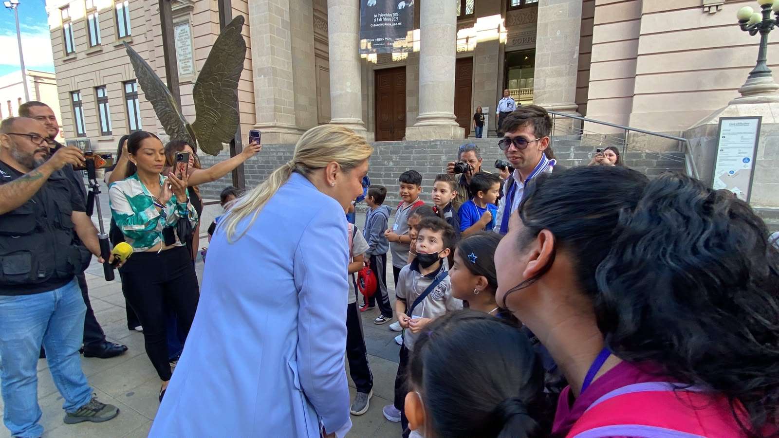 Convive Maru con estudiantes frente a Palacio de Gobierno 