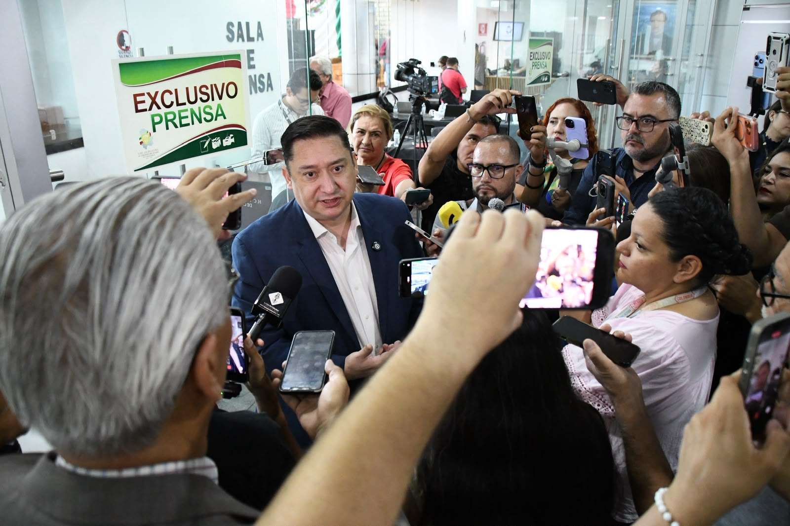 Exige Alfredo Chávez renuncia de Zoé Robledo ante crisis en el Imss